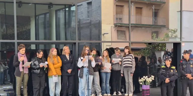 Alumnes de secundària fan la lectura del manifest del 25N