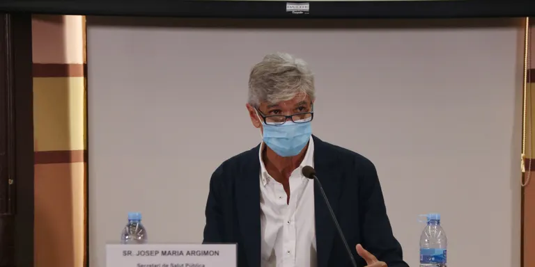 Sanitat prohibeix fumar al carrer sense distància