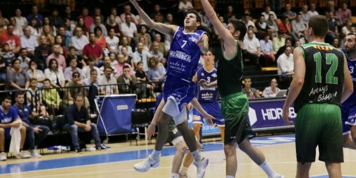 El Sènior A de l’Arenys Bàsquet perd 77 a 75 davant el Menorca