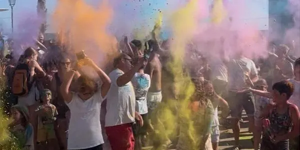 La festa ‘Holi Colours’ torna aquest diumenge a Altafulla per celebrar la segona edició de l’estiu