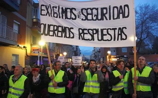 Centenars de persones es concentren davant d'IQOXE per reclamar més seguretat a les empreses químiques