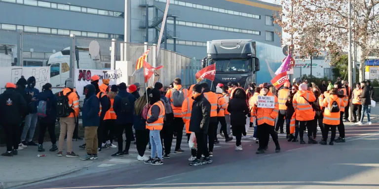 Els treballadors d’Amazon a Martorelles bloquegen l’activitat al centre logístic del Prat de Llobregat