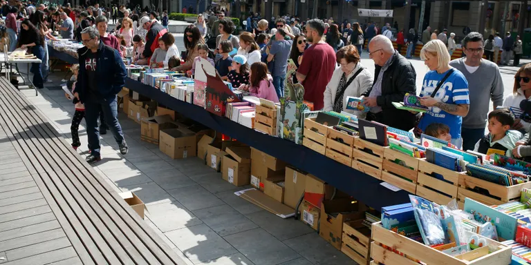 Dracs, roses i llibres al carrer per celebrar Sant Jordi
