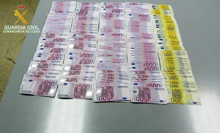 El 2013 es va comissar més de 3 milions d'euros en divises i 1,2 milions en tabac