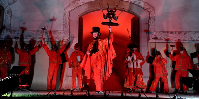 Els versots del Ball de Diables incendien el Morell