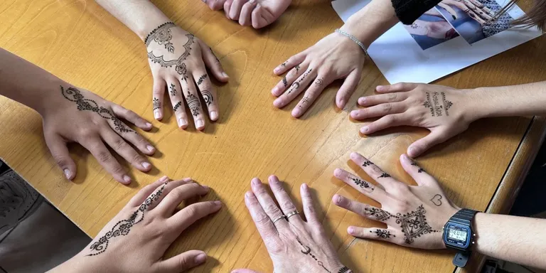 Taller de tatuatges temporals a l'Espai Jove