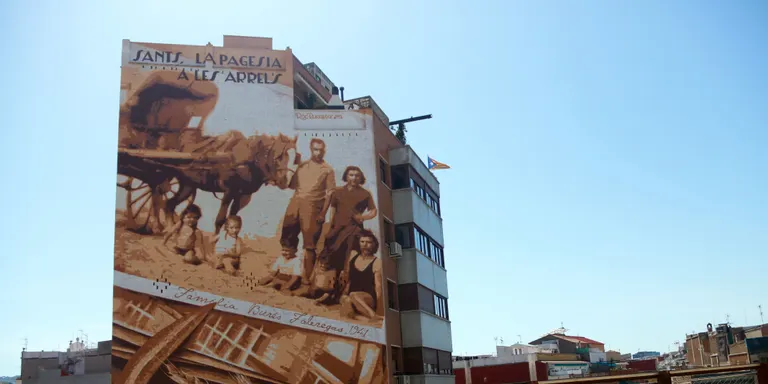 L’artista Roc Blackblock estrena un gran mural urbà d’homenatge al món agrícola al barri de Sants de Barcelona