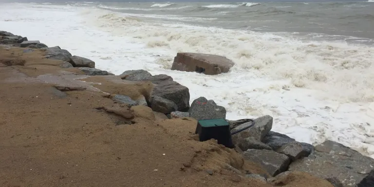 El temporal de garbí fa arribar les onades fins a tocar el Passeig de Mar