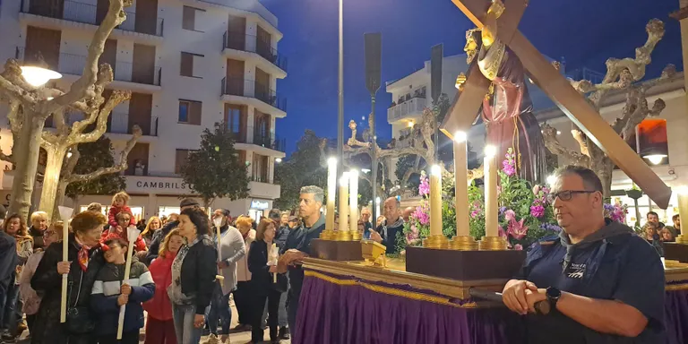 El viacrucis i la processó del Sant Enterrament de Divendres Sant, punts àlgids de la Setmana Santa de Cambrils
