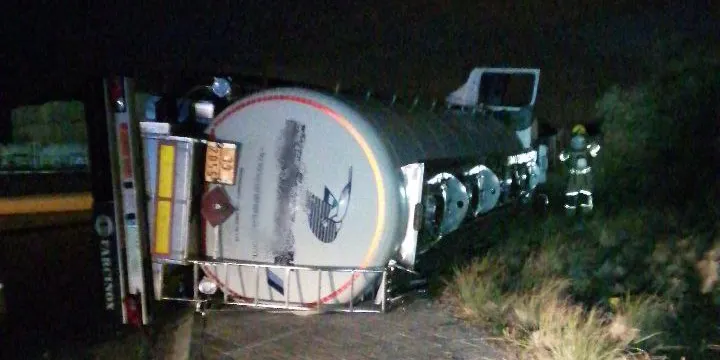Un camió que transportava estirè bolca a Constantí