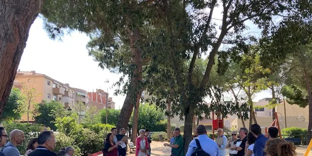 Una vintena de persones passegen per l’avinguda Pi i Margall per aportar idees per la reforma del carrer