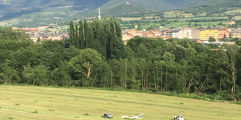 Un planador fa un aterratge d'emergència a la Seu d'Urgell