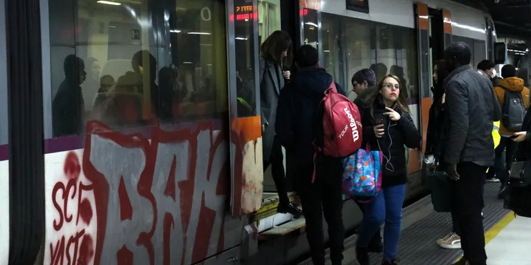 Desallotgen l'estació de plaça Catalunya de Barcelona per una amenaça de bomba en un comboi que ha resultat falsa