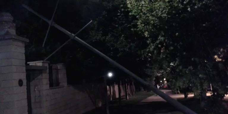 Un camió tomba un fanal de l'enllumenat públic