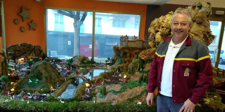 Visitable fins al proper 20 de gener el gran pessebre de Mobles Escolà