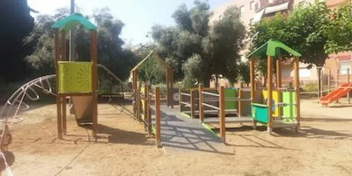 La plaça Mare Paula ja té una joguina adaptada a infants amb diversitat funcional