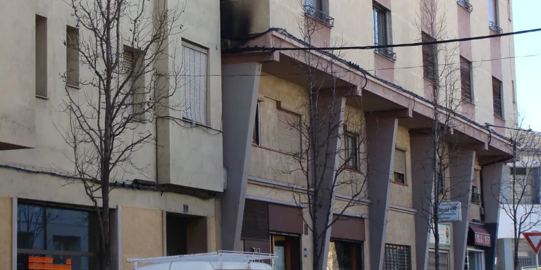 Es crema una caixa elèctrica al carrer Sant Ermengol