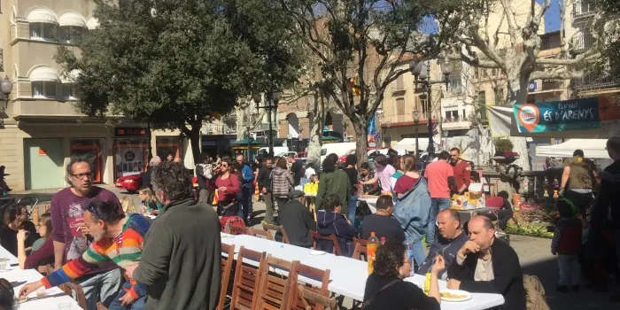 La plaça de l'Església acull la calçotada de la CUP que reivindica els productes de proximitat
