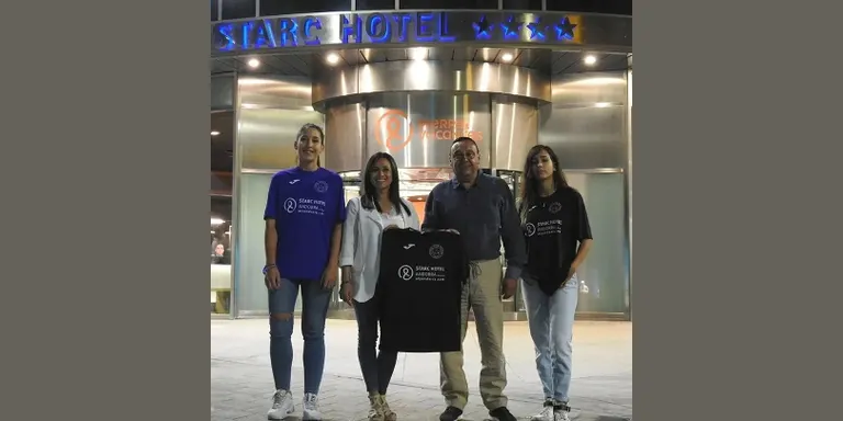 Acord de patrocini entre el Futbol Club Pirineus i Starc Hotel per a l'equip sènior