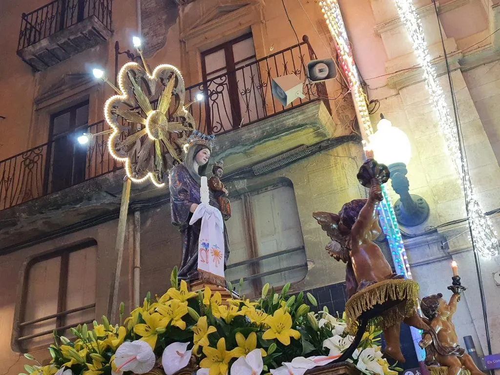 45 entitats participen en la processó votiva de la Candela