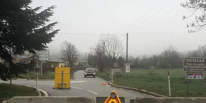Tanquen amb barreres de formigó el camí de Llívia a Estavar