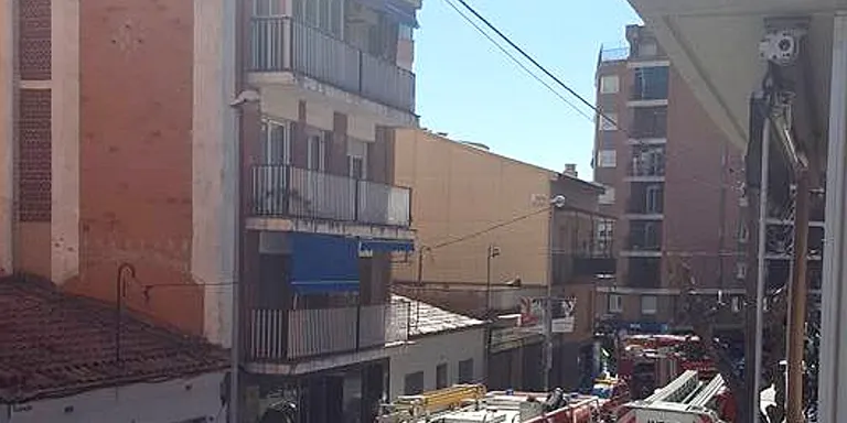 Extingit un incendi a un pis de Ca n’Oriol