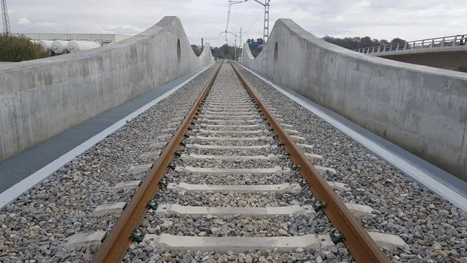 Adif acaba les obres de reconstrucció del pont ferroviari sobre la Tordera que va quedar arrasat pel temporal Glòria