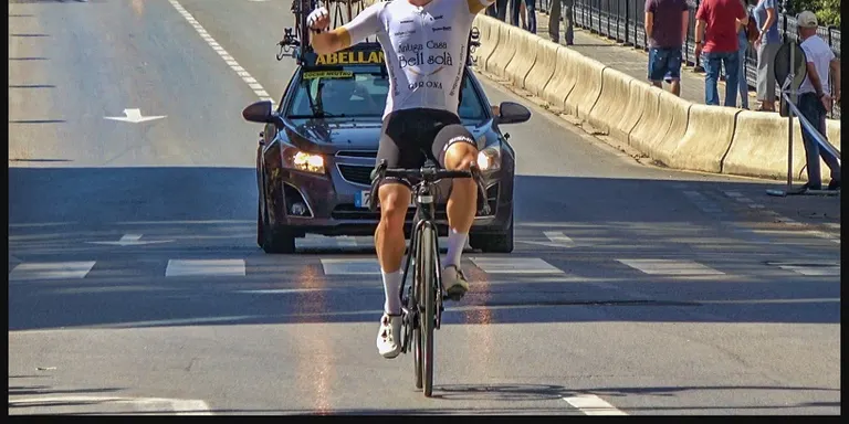 El ciclista Edgar Curto s’endú el Trofeu San Jorge – Santiago Blanquer d’Alcoi