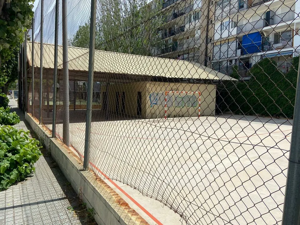 Inici de les obres de reforma del vestidor i de la tanca perimetral de la pista esportiva de Lluís Guardiola