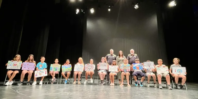 Entrega dels Premis d'Educació Viària per fer el calendari de 2024 de la Policia Local de Pineda