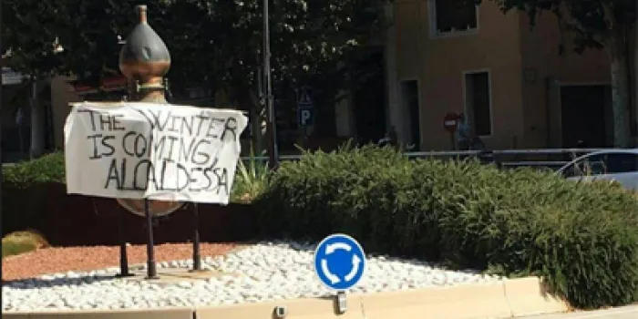 Apareixen pancartes anònimes dirigides a l’Alcaldessa al pont de l’autopista i a la rotonda del Calisay