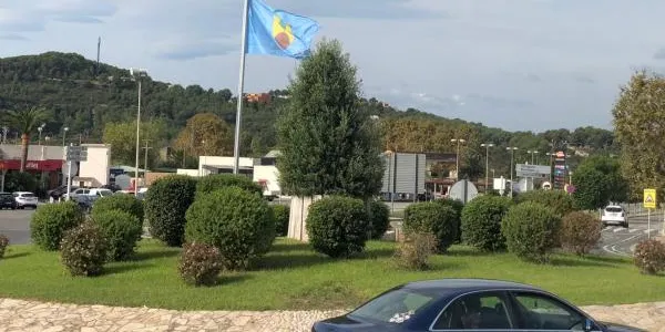 La bandera d'Altafulla ja oneja a l'entrada de la vila