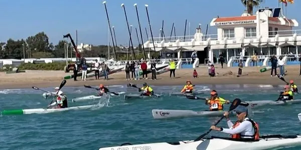 Una quarantena d’esportistes participen en la 1a Copa Catalana de Caiac de Mar al CM Torredembarra