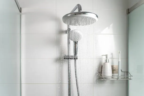LA DUCHA CON AGUA FRÍA ANTES DE DORMIR EMPEORA LAS NOCHES DURANTE LA OLA DE CALOR