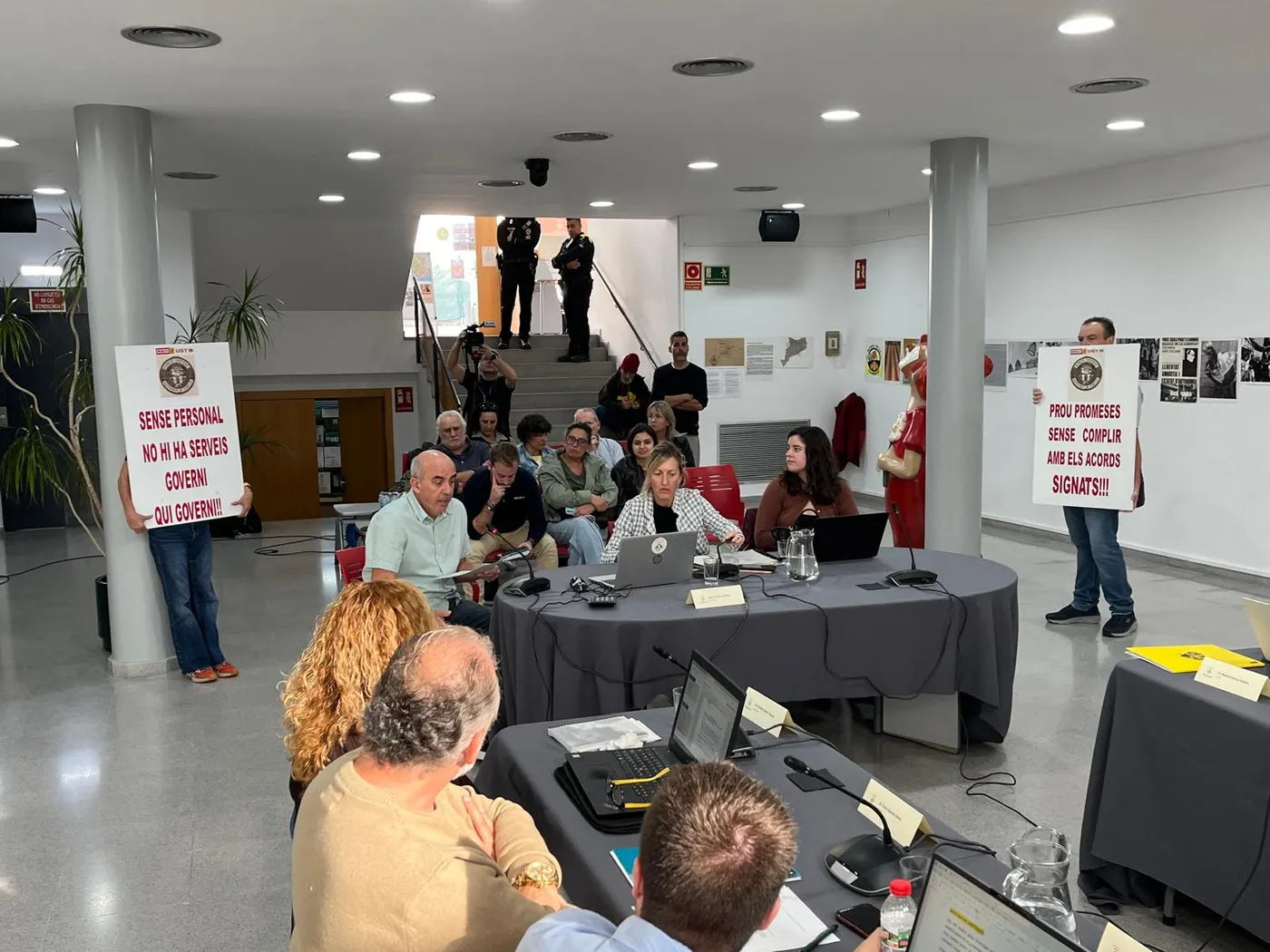 Els treballadors de l’Ajuntament mostren el seu malestar amb el govern local al ple