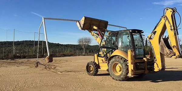 En marxa la instal·lació de la gespa artificial al camp de futbol de La Riera
