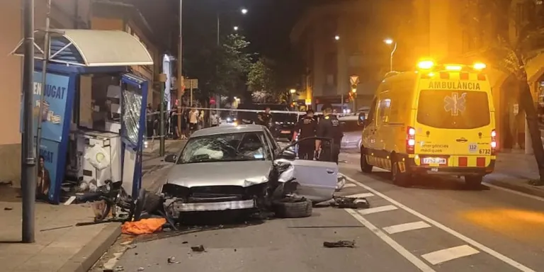 Un conductor drogat i amb el carnet retirat fuig de la policia a Manlleu, s'accidenta i causa tres ferits lleus