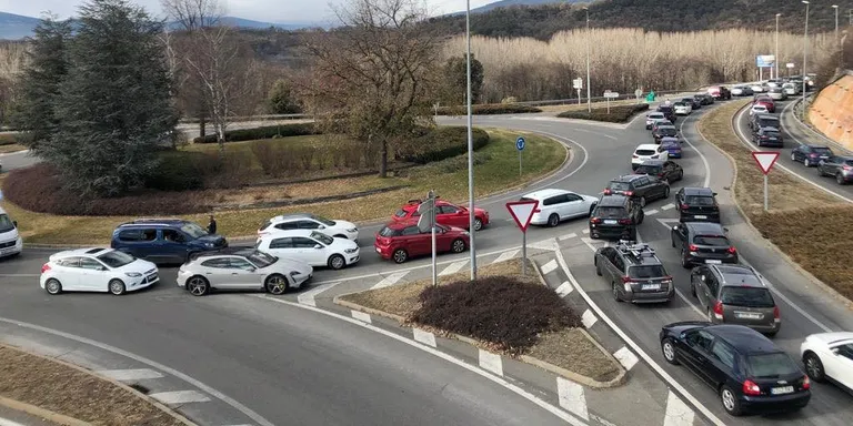 Retencions a la carretera N-145 a la Seu d'Urgell per un accident al túnel del Bordar