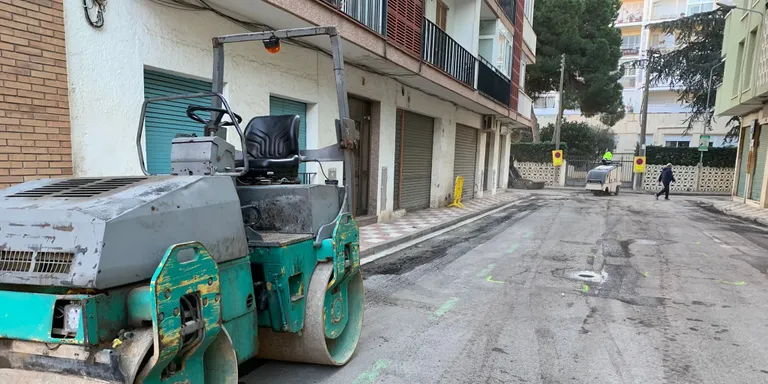 Continua el pla d'asfaltat que arranjarà el paviment d'una vintena de carrers de Pineda