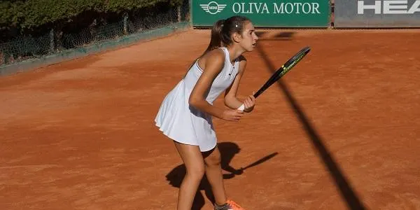 La tennista Anna Ortiz cau en els vuitens de final de la prova del Circuit Marca celebrada al València Tennis Center