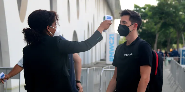 Els assistents al MWC, conscients que arrenca una edició discreta en comparació amb les anteriors: "No serà el mateix"