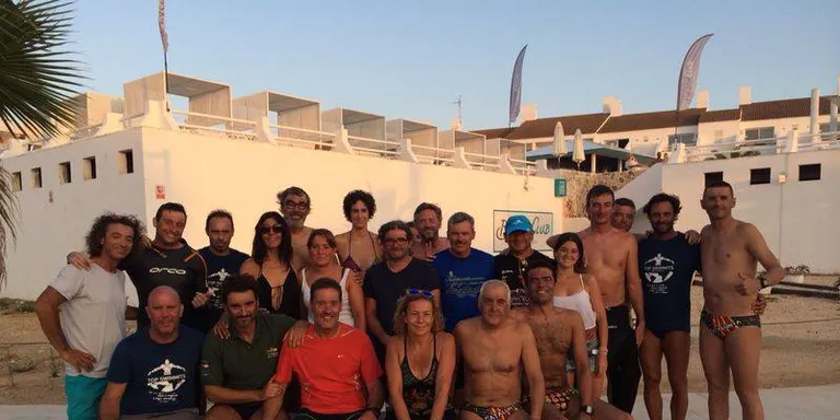 El cerdà Pep Vivas i l'andorrà Pau Tapia, a la travessia benèfica de Mallorca a Menorca nedant