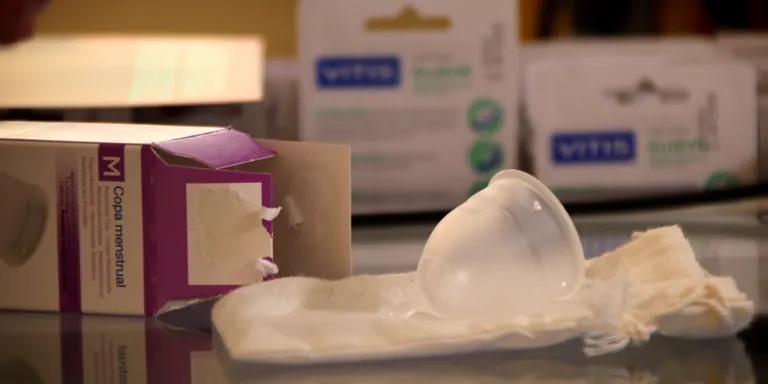 Comença la distribució gratuïta de productes menstruals reutilitzables a les farmàcies