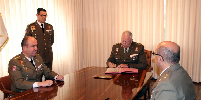 Relleu al capdavant de l'acadèmia militar de Talarn