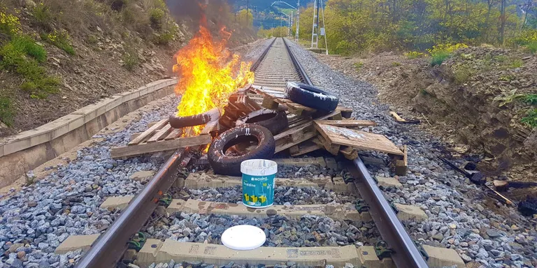 Tall a la línia de tren de Puigcerdà per una crema de fustes i pneumàtics