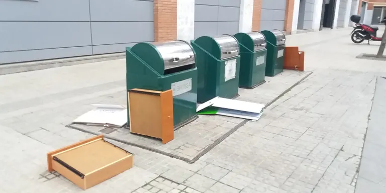 Prohibit llençar mobles vells als contenidors. Crida al civisme