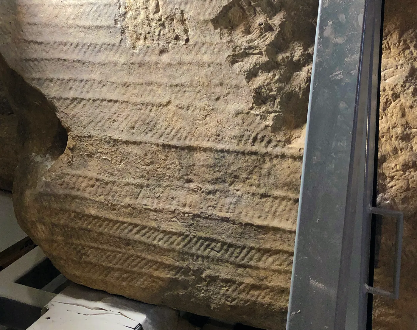 La restauració dels tres primers menhirs del projecte "Gegants Immortals" treu a la llum gravats que no es coneixien