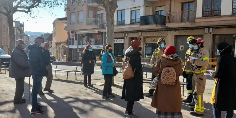 Els veïns dels blocs adjacents a l'afectat per l'incendi entren a buscar les seves pertinences