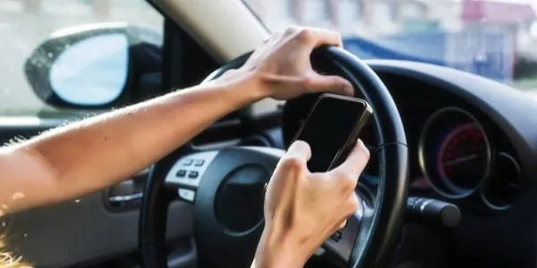 Campanya policial al Baix Gaià sobre distraccions al volant i semàfors