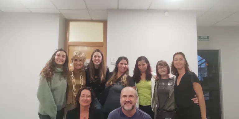 El programa ‘Cuidar a les persones que cuiden el barri’ es reprèn incorporant sessions de benestar emocional